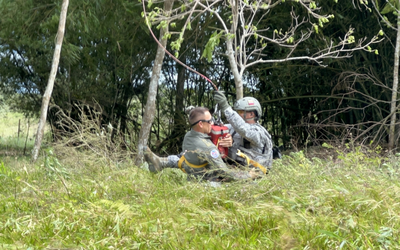Entrenamiento para salvar vidas en el Comando Aéreo de Combate No. 2 Entrenamiento para salvar vidas en el Comando Aéreo de Combate No. 2