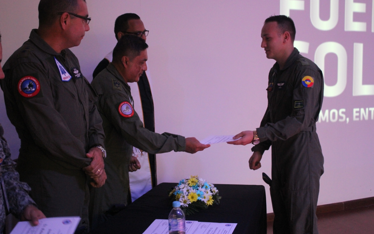 Con ceremonia militar, el Comando Aéreo de Combate No.1, resalta la labor de la especialidad de Defensa Aérea y Antimisil