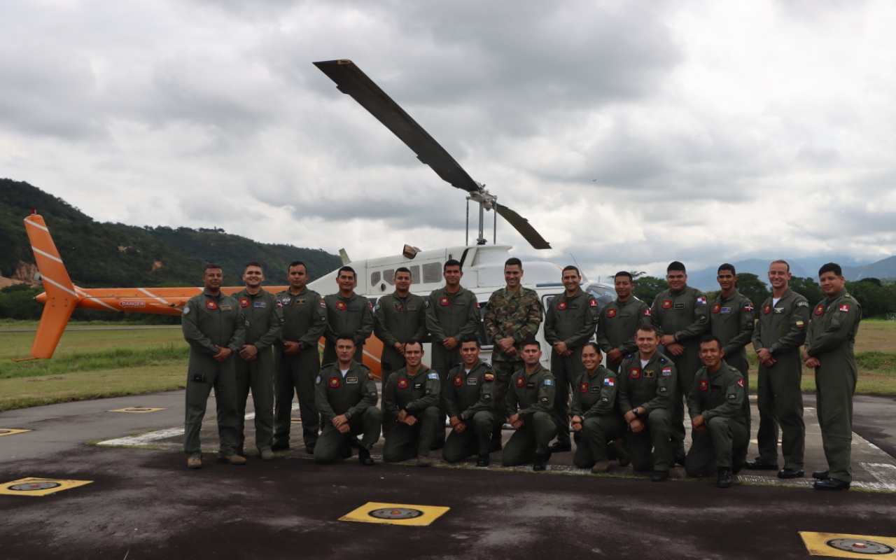 16 alumnos internacionales volaron por primera vez solos como pilotos de ala rotatoria