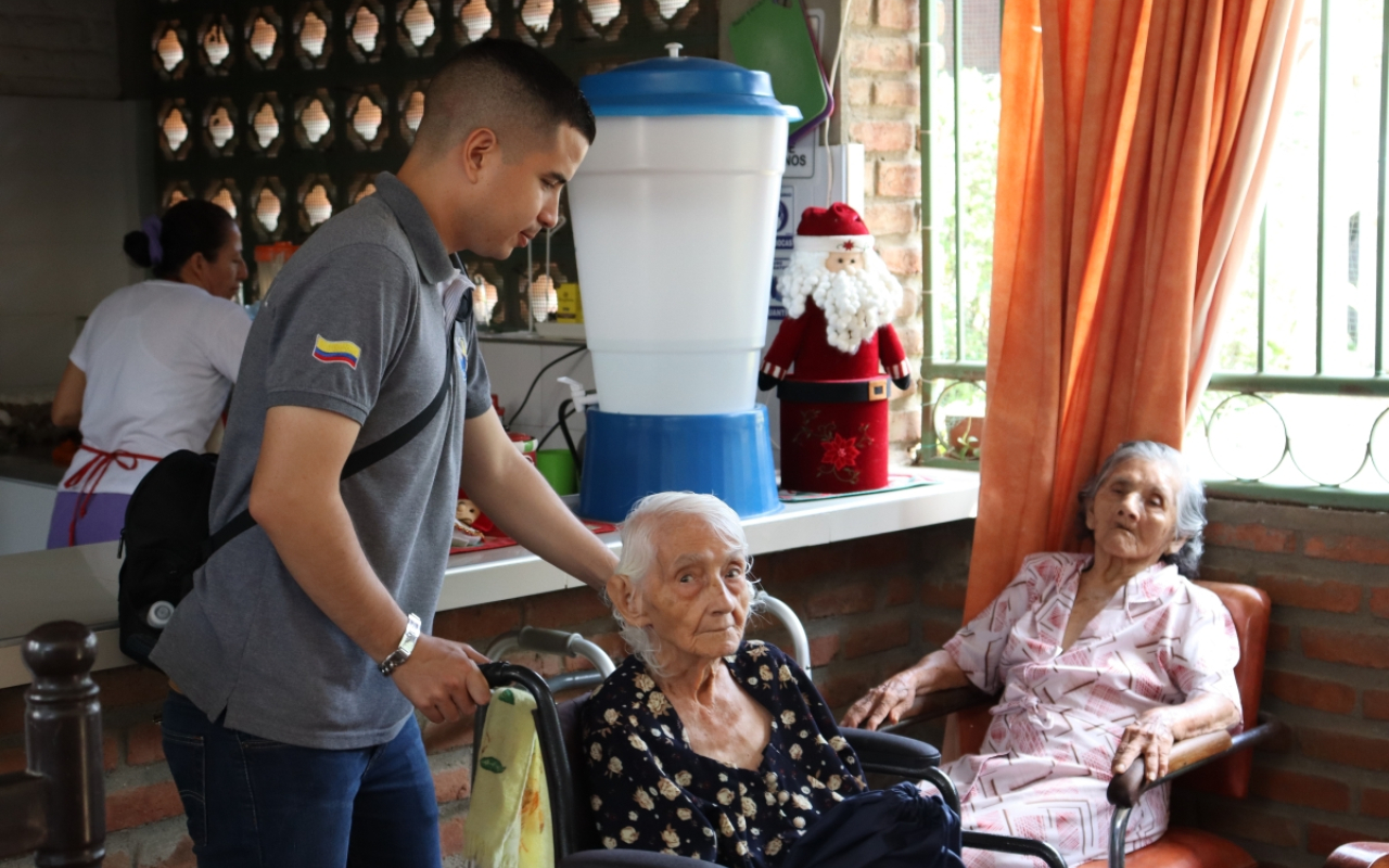 Hogar para el adulto mayor recibió el apoyo de su Fuerza Aeroespacial Colombiana