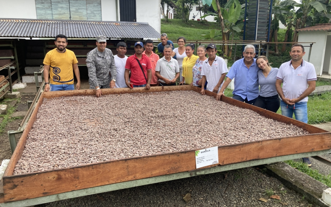 Productores de Cacao en el Vichada son apoyados por su Fuerza Aérea Colombiana.