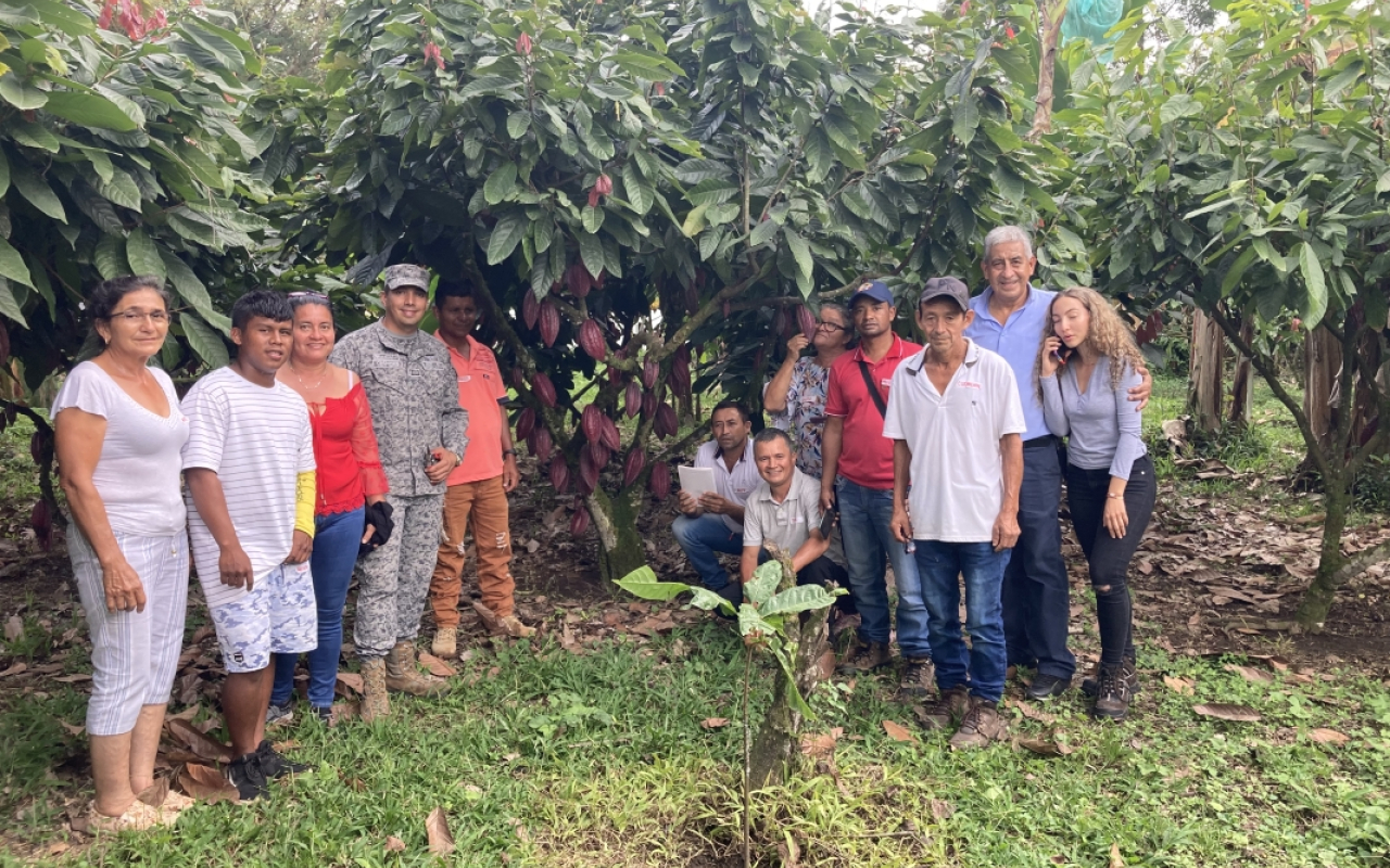 Productores de Cacao en el Vichada son apoyados por su Fuerza Aérea Colombiana.