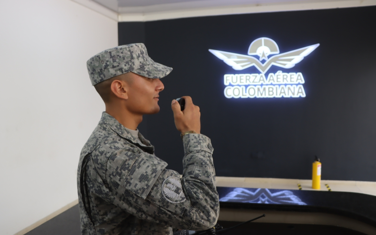 Joven orgulloso del folklor llanero presta su servicio militar en la Fuerza Aeroespacial Colombiana