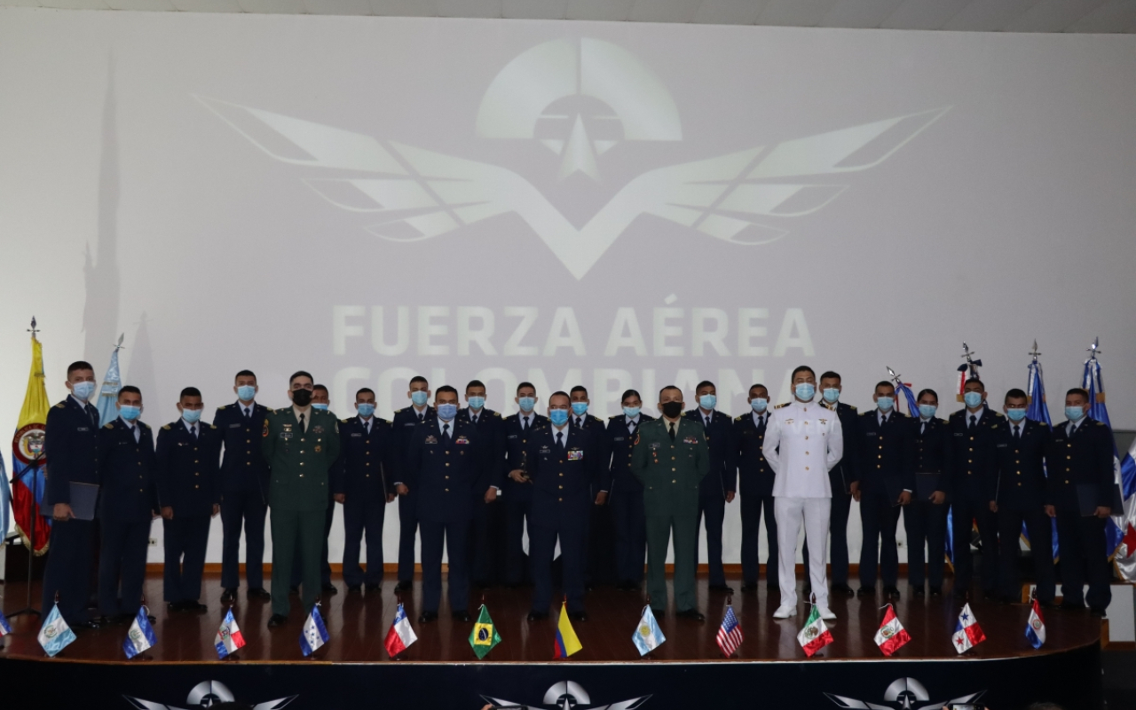 Alféreces se graduaron como pilotos militares de helicóptero