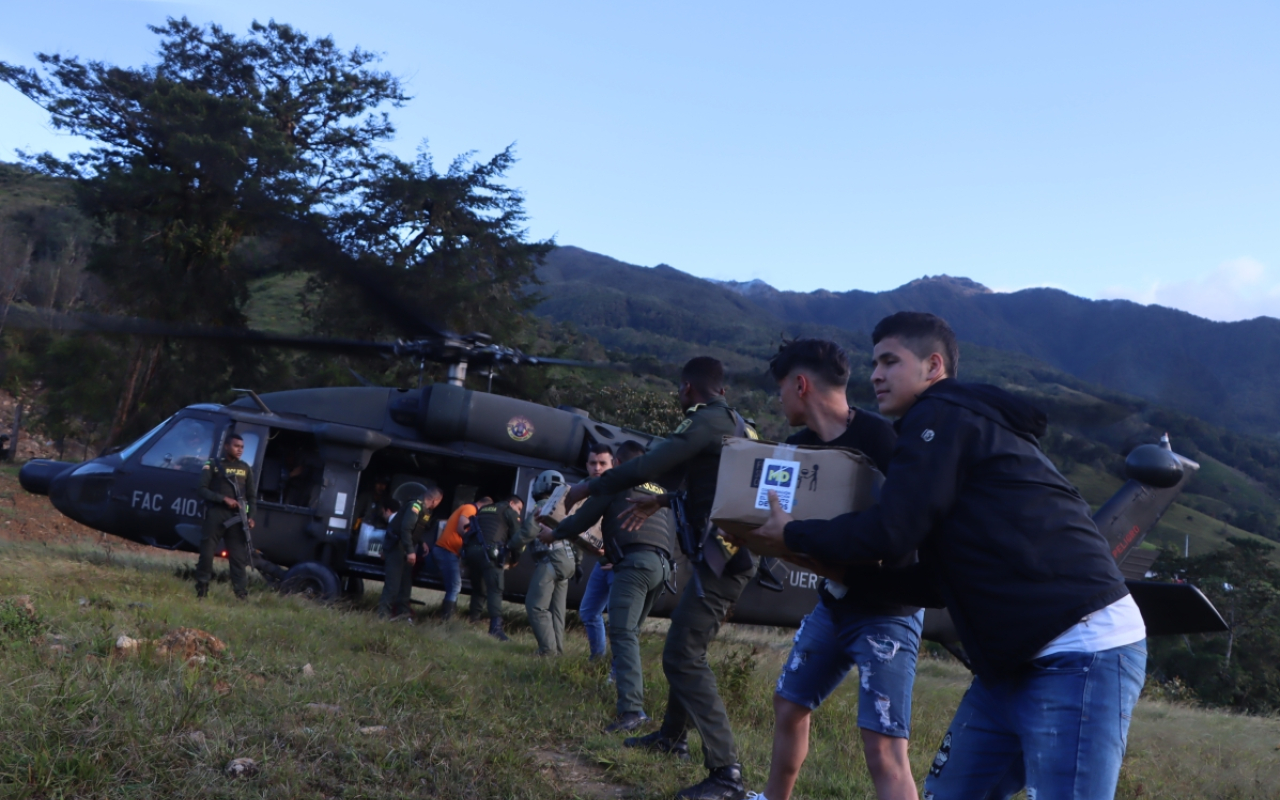 Jóvenes estudiantes retornan en un helicóptero a El Calvario 