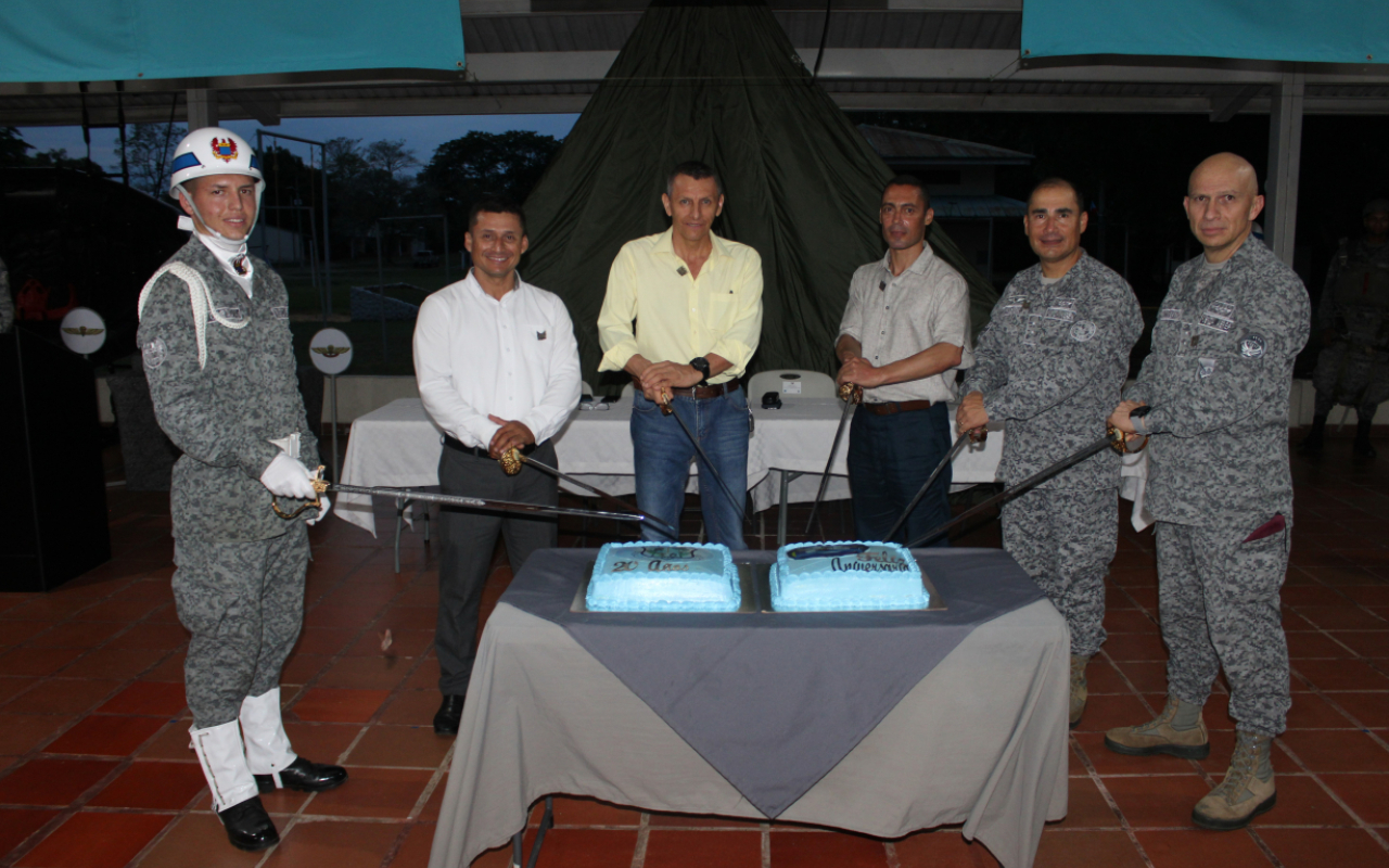 La ESIMA celebra veinte años formando a generacioEn el marco del vigésimo aniversario de la creación de la Escuela de Instrucción Militar Aérea (ESIMA), se realizó en el Comando Aéreo de Combate No.1, una solemne cenes líderes y especialistas en seguridad