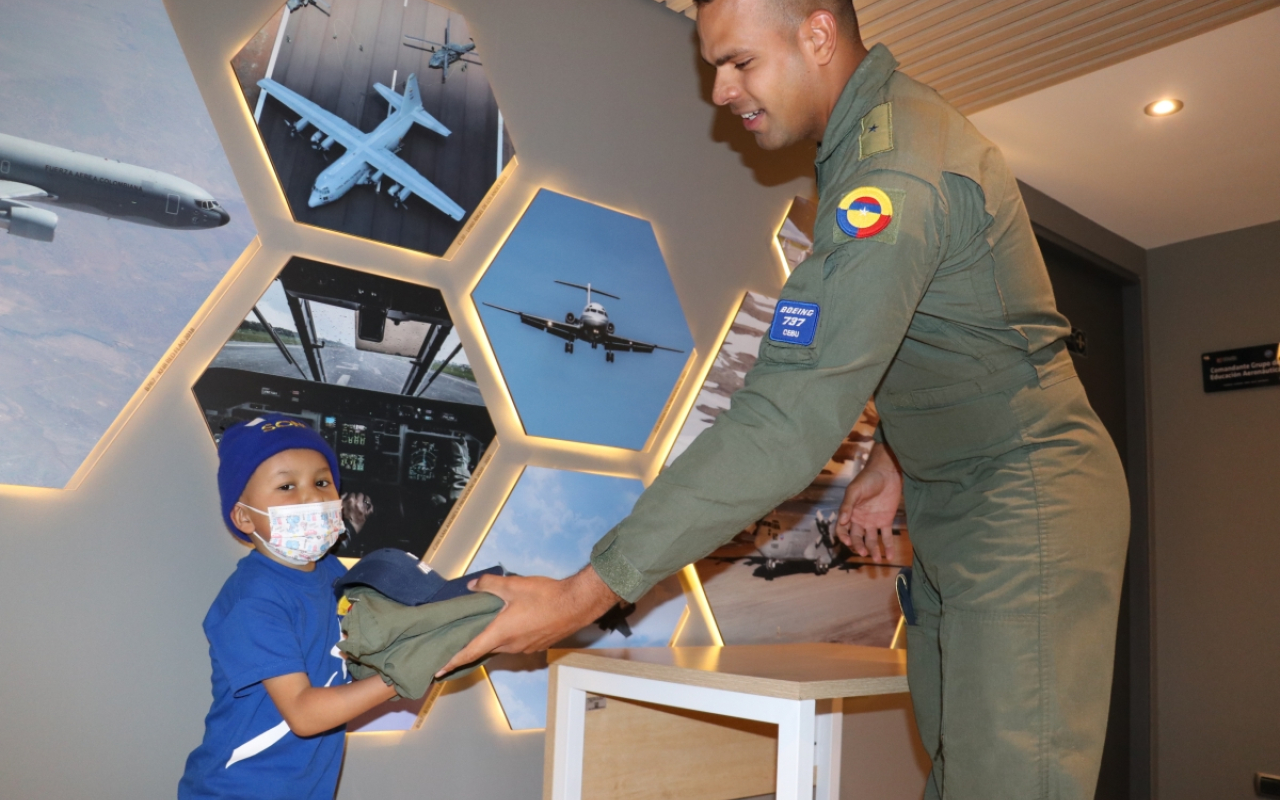 Niño con diagnóstico de cáncer cumplió el sueño de volar con la Fuerza Aeroespacial Colombiana