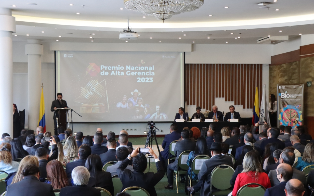 La Fuerza Aeroespacial recibió el premio de la Función Pública, como mejor entidad promotora del conocimiento La Fuerza Aeroespacial recibió el premio de la Función Pública, como mejor entidad promotora del conocimiento