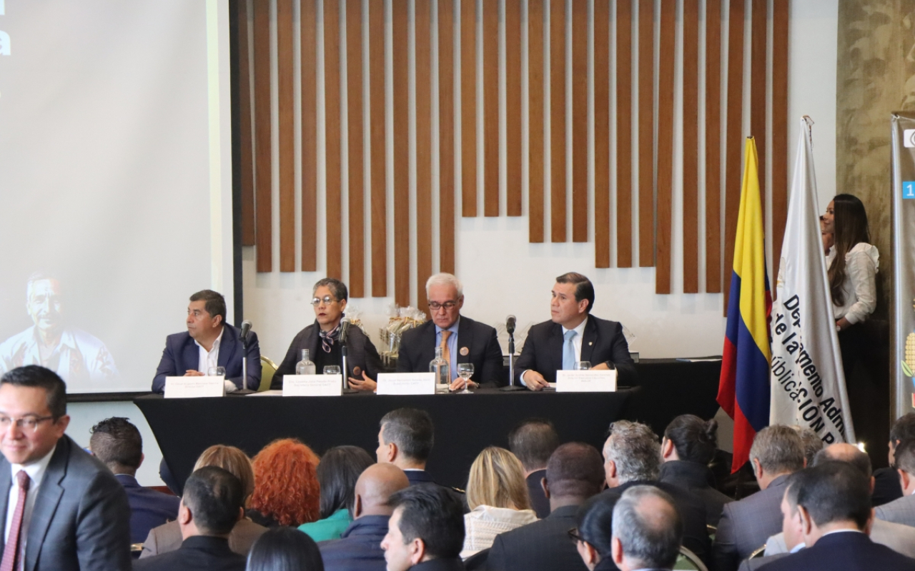 La Fuerza Aeroespacial  recibió el premio de la Función Pública, como mejor entidad promotora del conocimiento