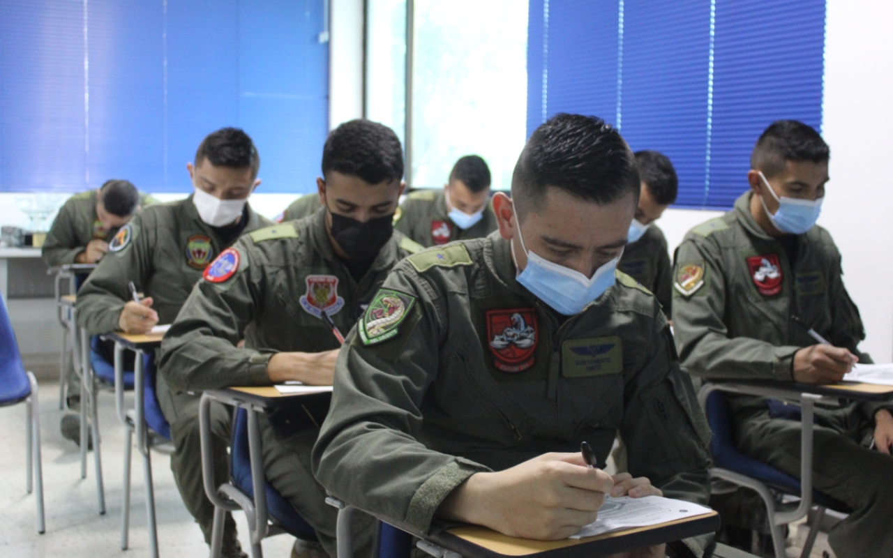 Finaliza curso de formación de tripulaciones en la Escuela de C-208 Caravan