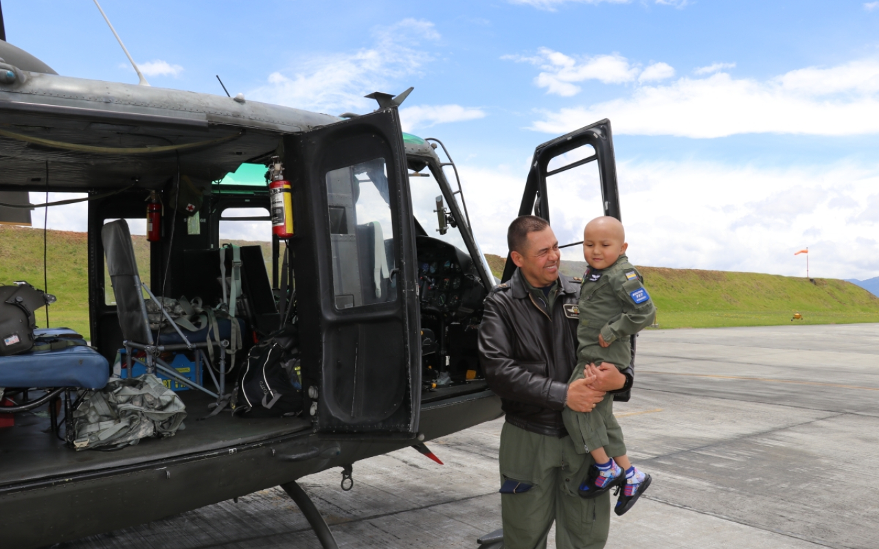 Niño con diagnóstico de cáncer cumplió el sueño de volar con la Fuerza Aeroespacial Colombiana