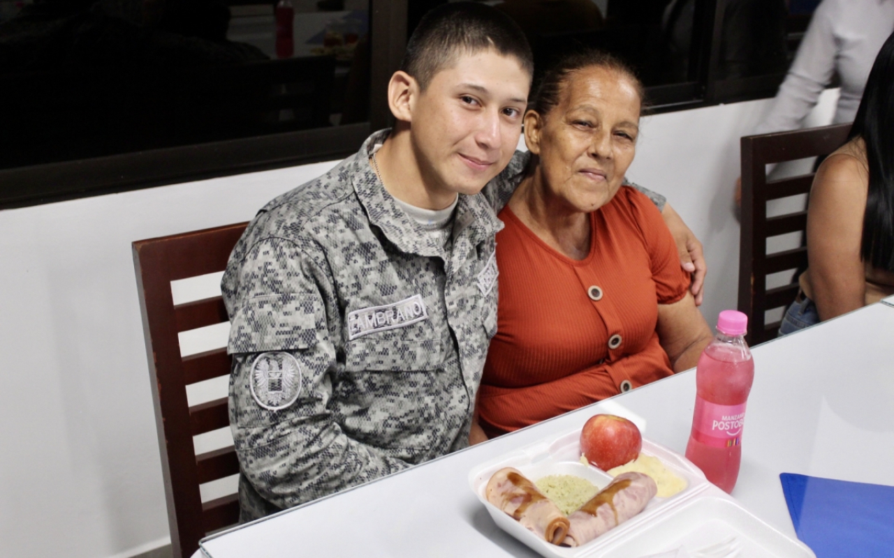 Soldados del Grupo Aéreo del Casanare compartieron una cena de Navidad muy especial