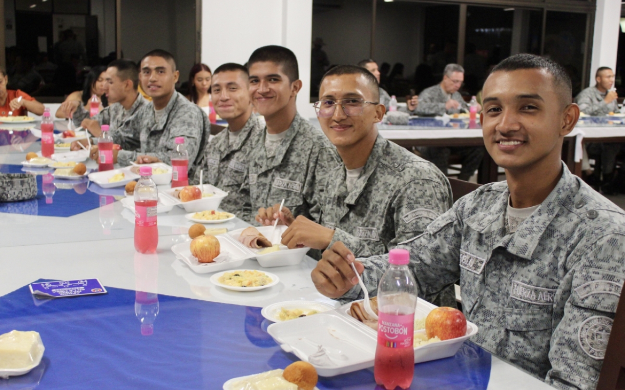 Soldados del Grupo Aéreo del Casanare compartieron una cena de Navidad muy especial