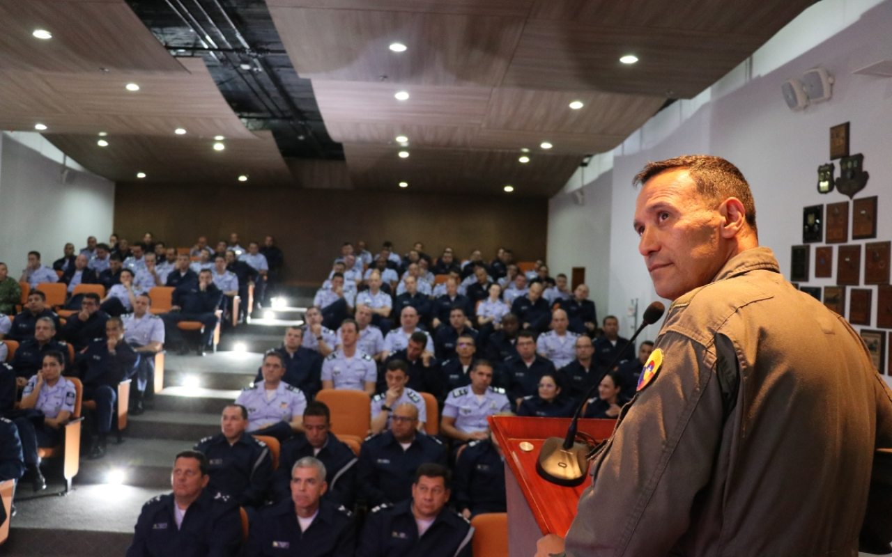 Integrantes del curso de Comando de Estado Mayor de la Aeronáutica de Brasil conocieron capacidades de la FAC