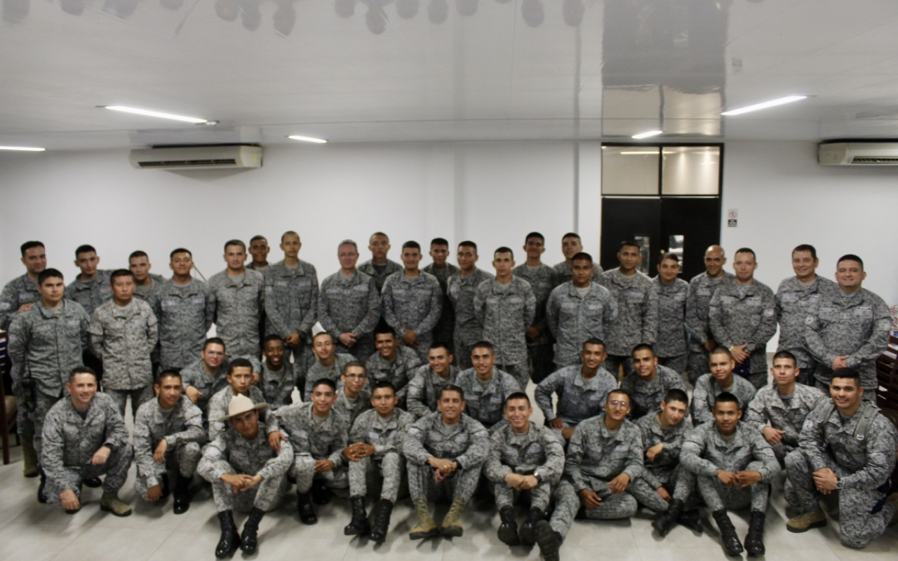 Soldados del Grupo Aéreo del Casanare compartieron una cena de Navidad muy especial