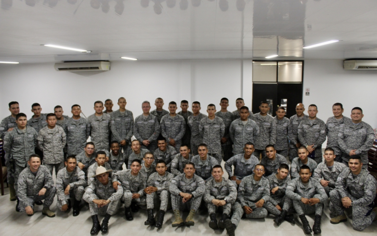 Soldados del Grupo Aéreo del Casanare compartieron una cena de Navidad muy especial Soldados del Grupo Aéreo del Casanare compartieron una cena de Navidad muy especial