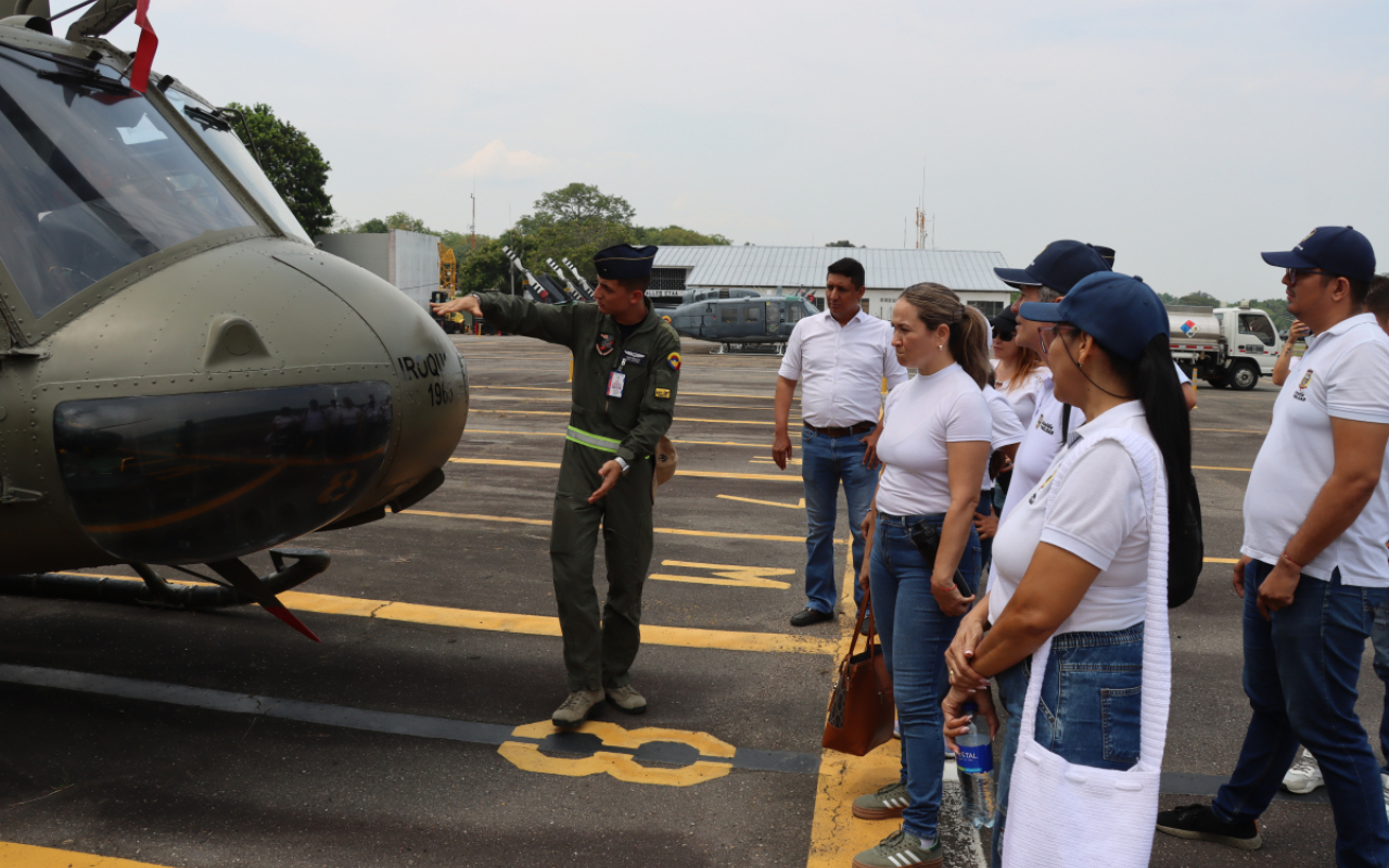 Funcionarios de la Secretaría de Salud conocen las capacidades de su Fuerza Aérea Colombiana