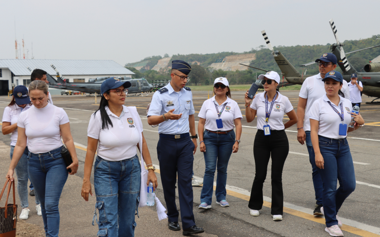 Funcionarios de la Secretaría de Salud conocen las capacidades de su Fuerza Aérea Colombiana