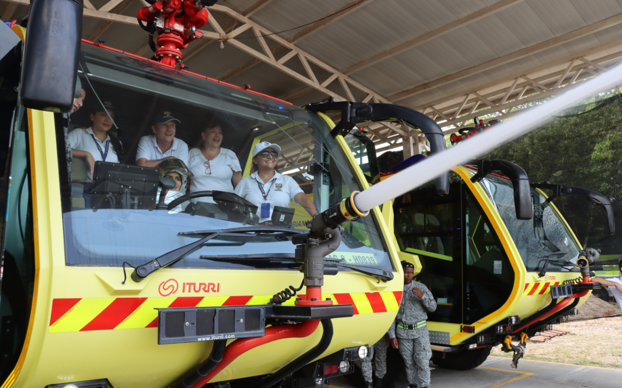 Funcionarios de la Secretaría de Salud conocen las capacidades de su Fuerza Aérea Colombiana