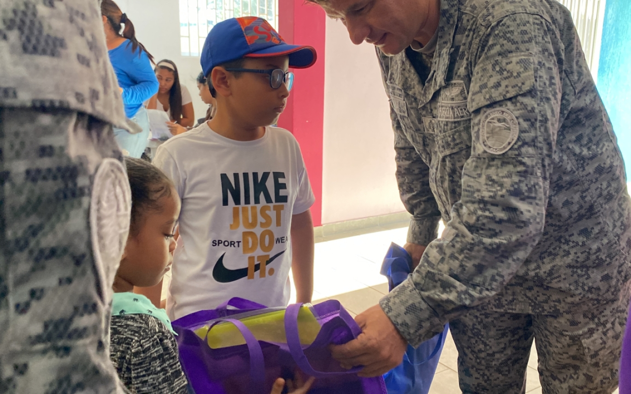 En vísperas de navidad, niños de la isla de San Andrés recibieron regalos por su Fuerza Aeroespacial