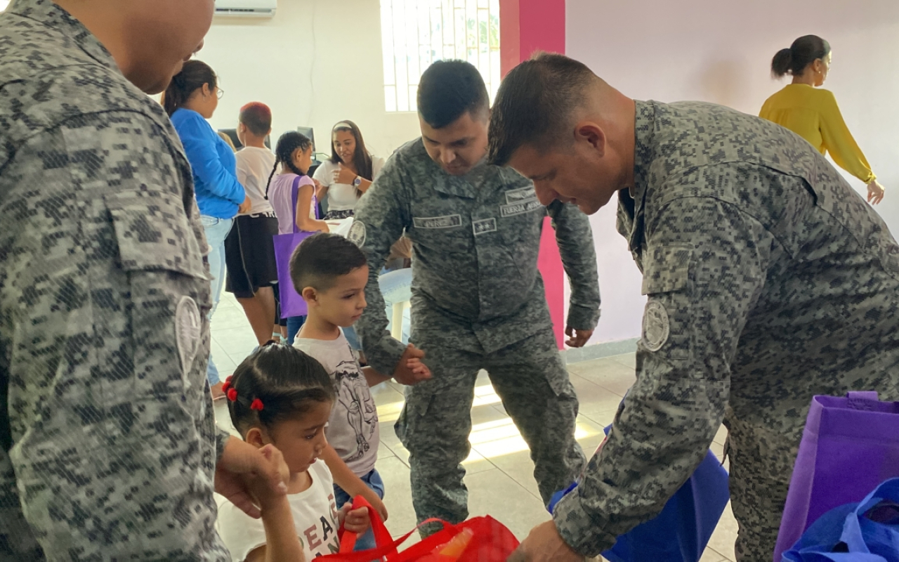 En vísperas de navidad, niños de la isla de San Andrés recibieron regalos por su Fuerza Aeroespacial