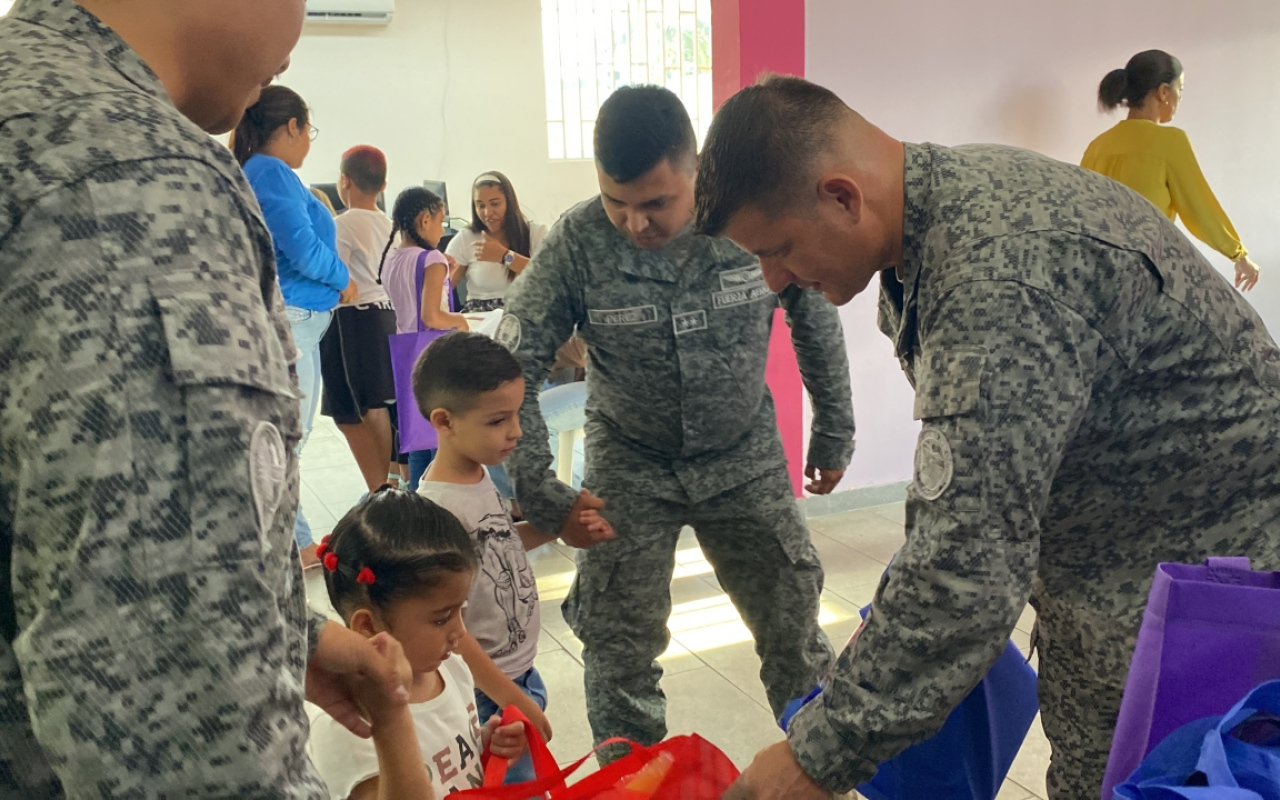 En vísperas de navidad, niños de la isla de San Andrés recibieron regalos por su Fuerza Aeroespacial En vísperas de navidad, niños de la isla de San Andrés recibieron regalos por su Fuerza Aeroespacial