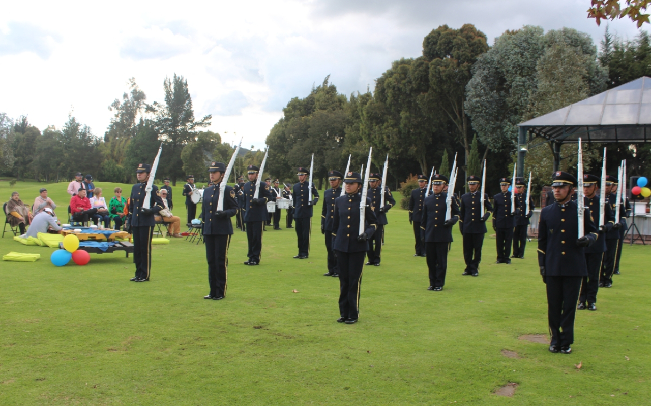 Halcones Dorados y Caballeros Azules realizaron exhibición militar en el Club Serrezuela 