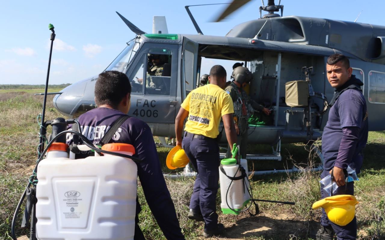 Mediante sistema de Bambi Bucket su Fuerza Aérea apoya extinción de incendio en el Parque Isla de Salamanca
