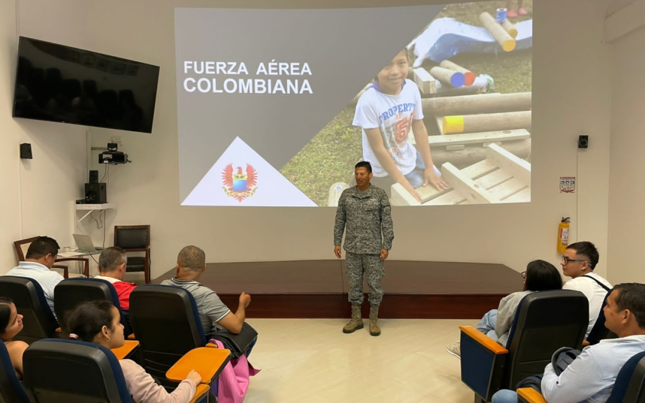 Comerciantes caqueteños conocen las capacidades de su Fuerza Aérea Colombiana