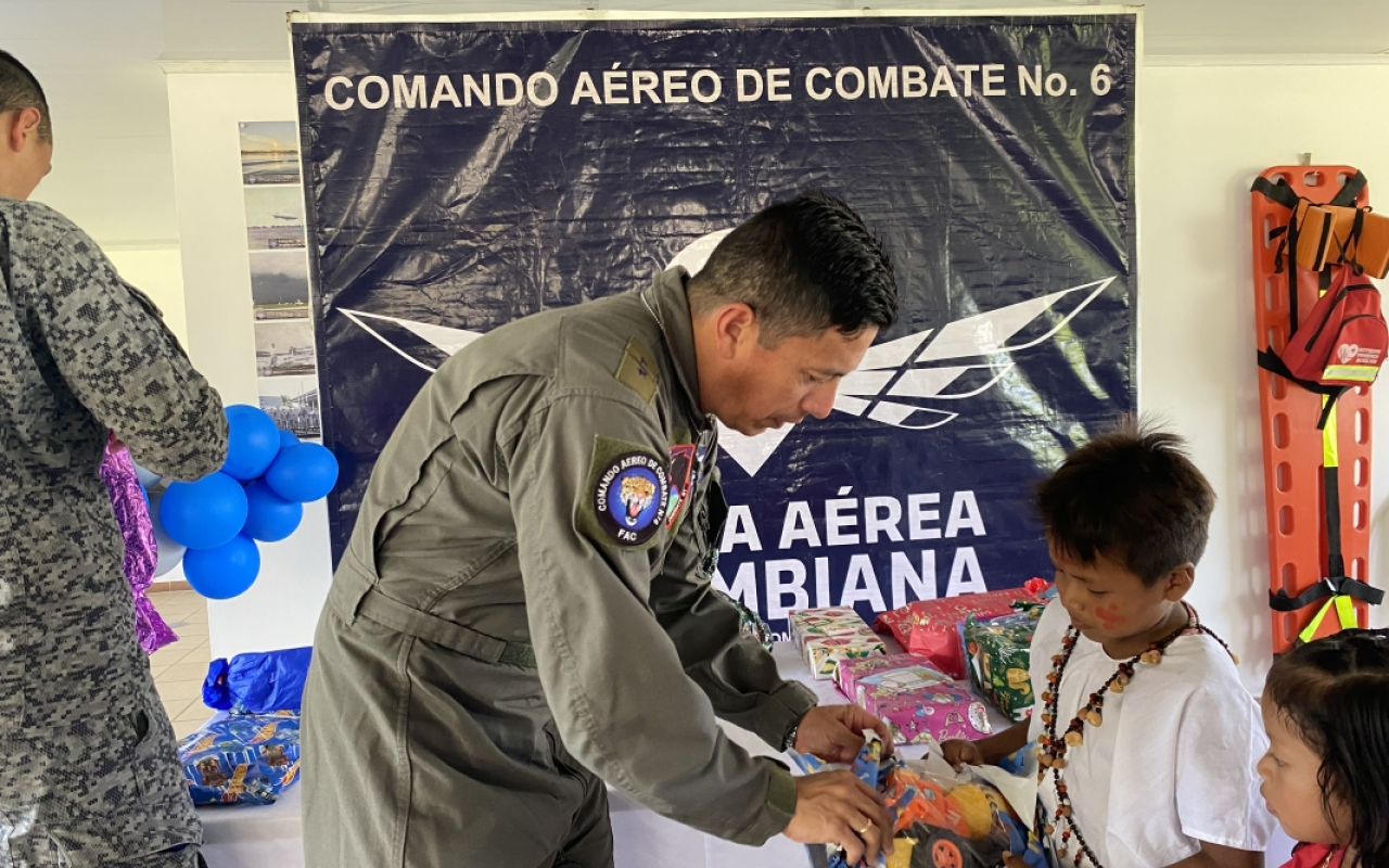 Niños indígenas de Caquetá reciben regalos en el marco de la Operación Gratitud 