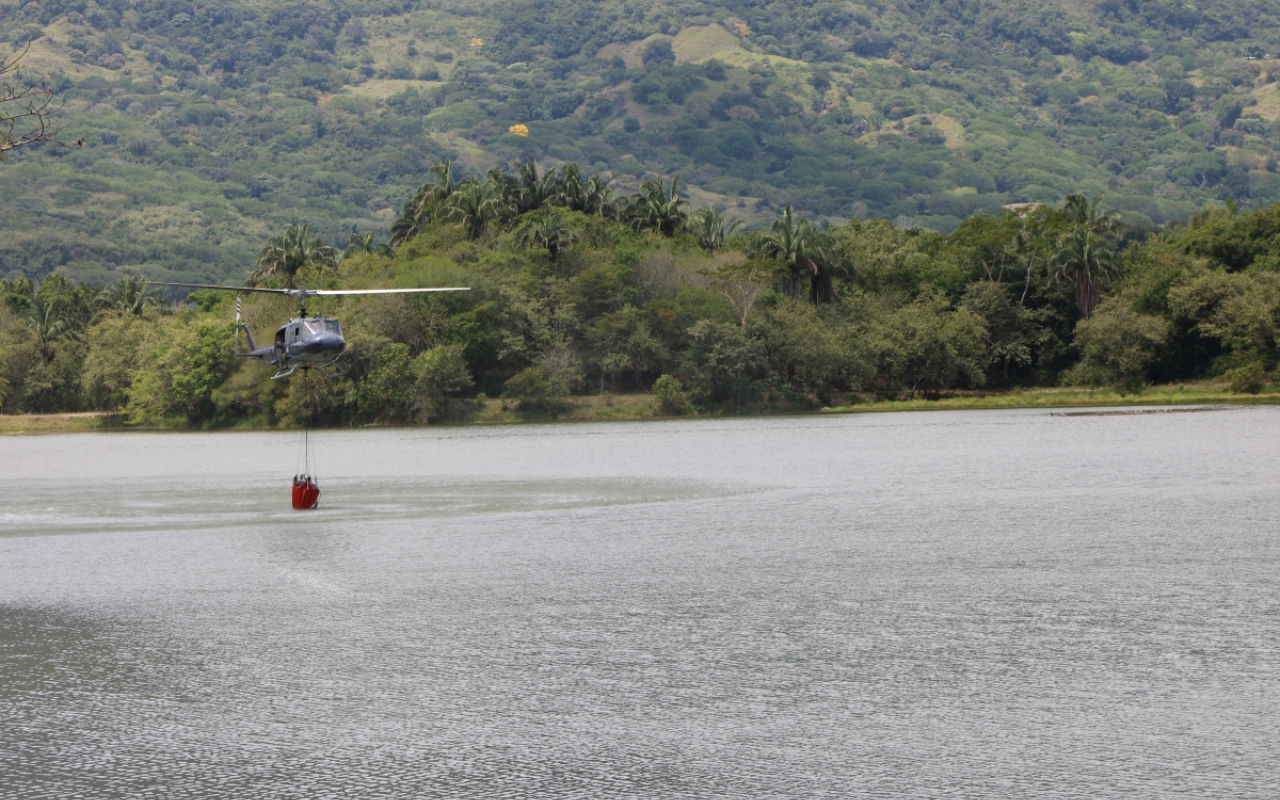 Tripulaciones y equipos de su Fuerza Aeroespacial Colombiana entrenan para combatir posibles incendios en el Magdalena Centro
