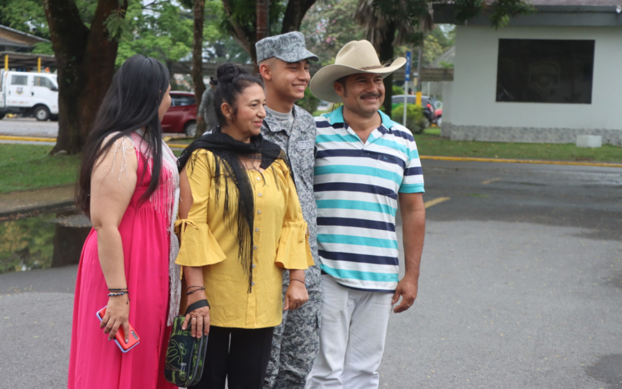 Jóvenes soldados regresan a su hogar como reservistas