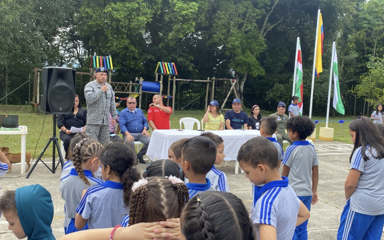 Niños de Puerto Boyacá reciben con alegría remodelación  de la institución por parte de su Fuerza Aérea Colombiana