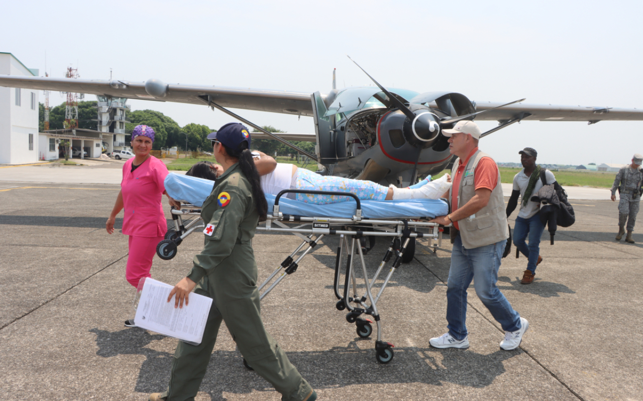 Mujer con múltiples fracturas es trasladada por su Fuerza Aérea