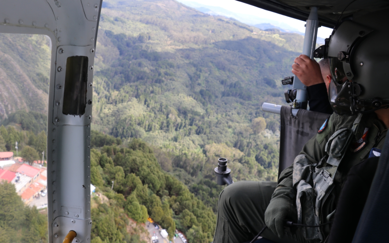 Misiones de patrullaje aéreo refuerzan seguridad en los cerros orientales de Bogotá