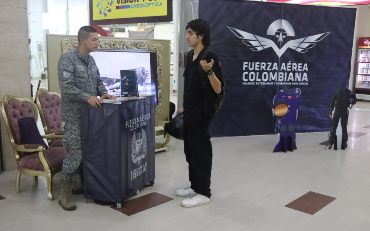 Los 104 años de la Fuerza Aeroespacial Colombiana fueron celebrados con los villavicenses