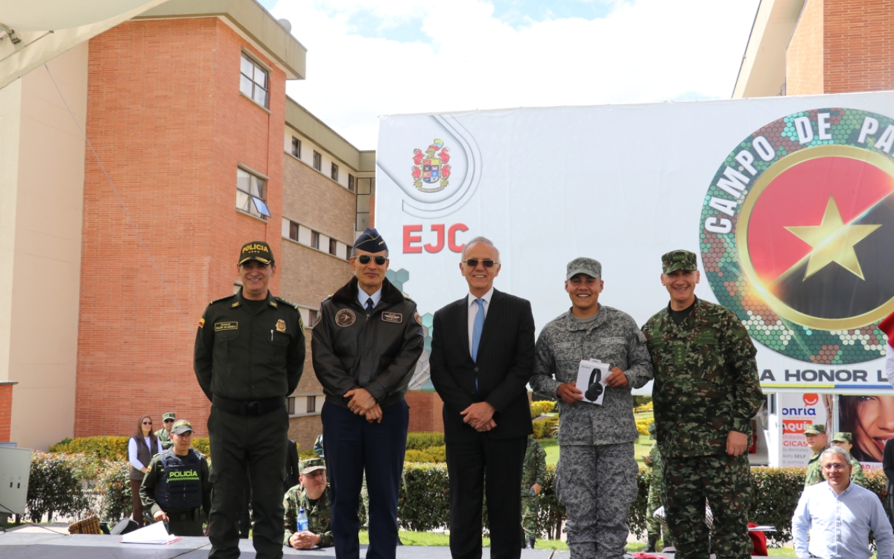 Un reconocimiento a los soldados de aire, mar y tierra de Bogotá en esta Navidad 