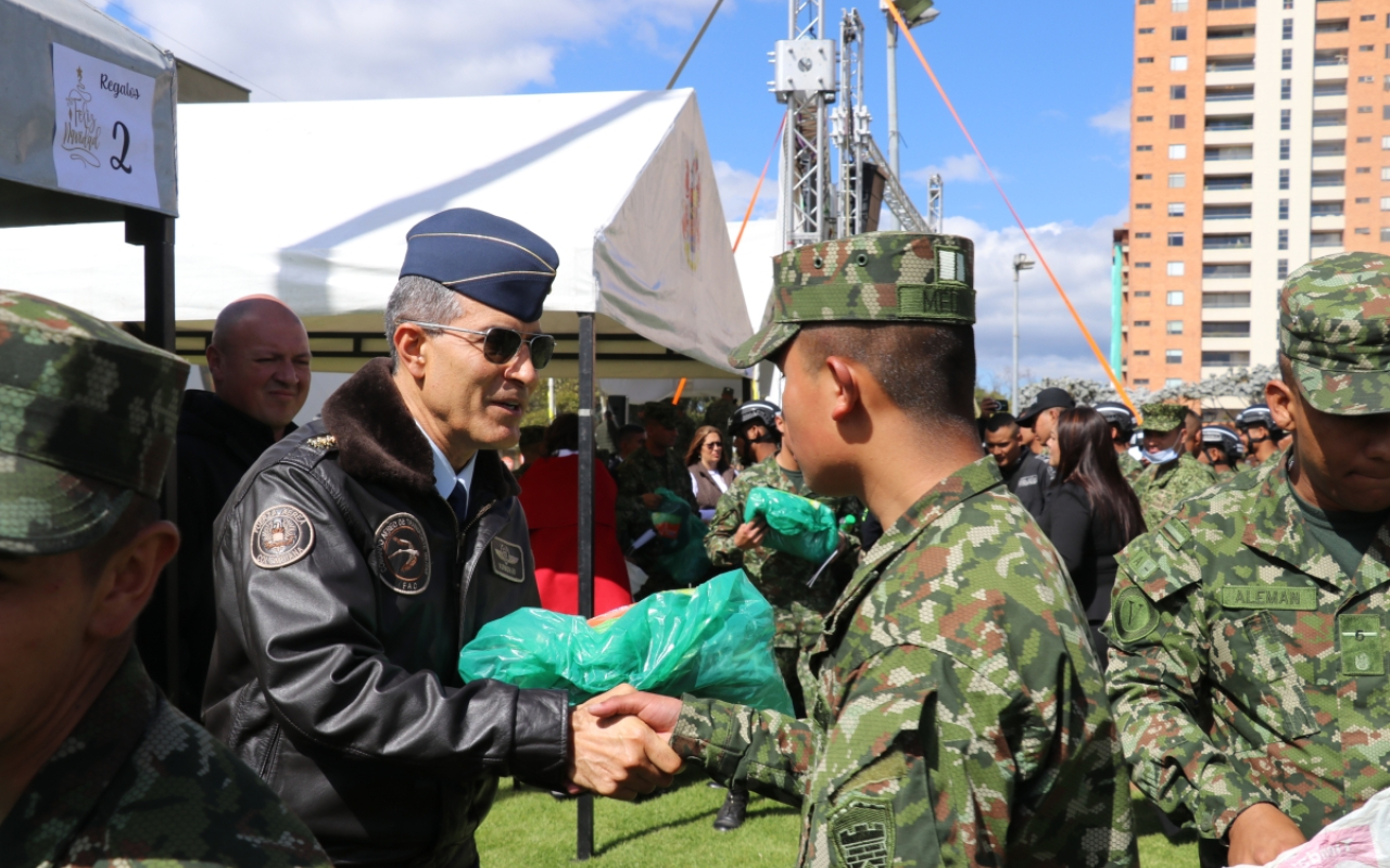 Un reconocimiento a los soldados de aire, mar y tierra de Bogotá en esta Navidad 