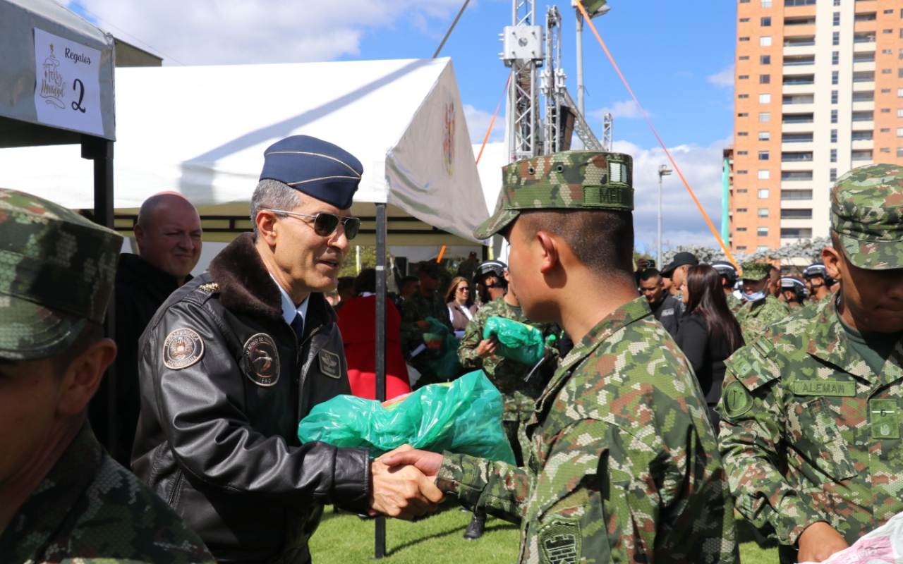 Un reconocimiento a los soldados de aire, mar y tierra de Bogotá en esta Navidad Un reconocimiento a los soldados de aire, mar y tierra de Bogotá en esta Navidad