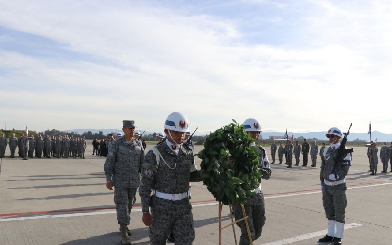 Con ofrenda floral el Comando Aéreo de Transporte Militar Conmemora el Día Internacional de Derechos Humanos