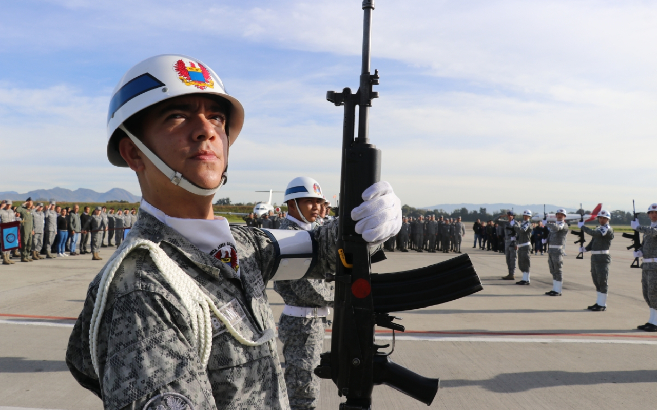 Con ofrenda floral el Comando Aéreo de Transporte Militar Conmemora el Día Internacional de Derechos Humanos