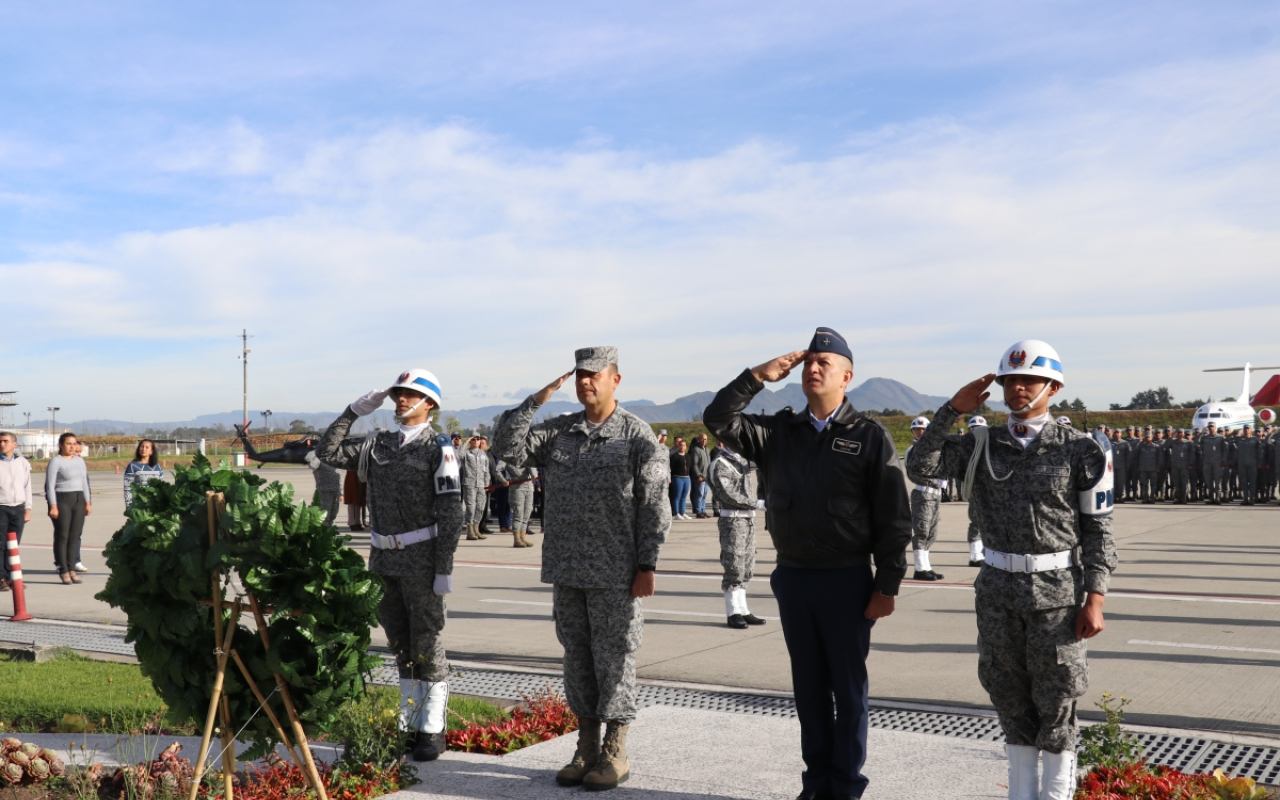 Con ofrenda floral el Comando Aéreo de Transporte Militar Conmemora el Día Internacional de Derechos Humanos