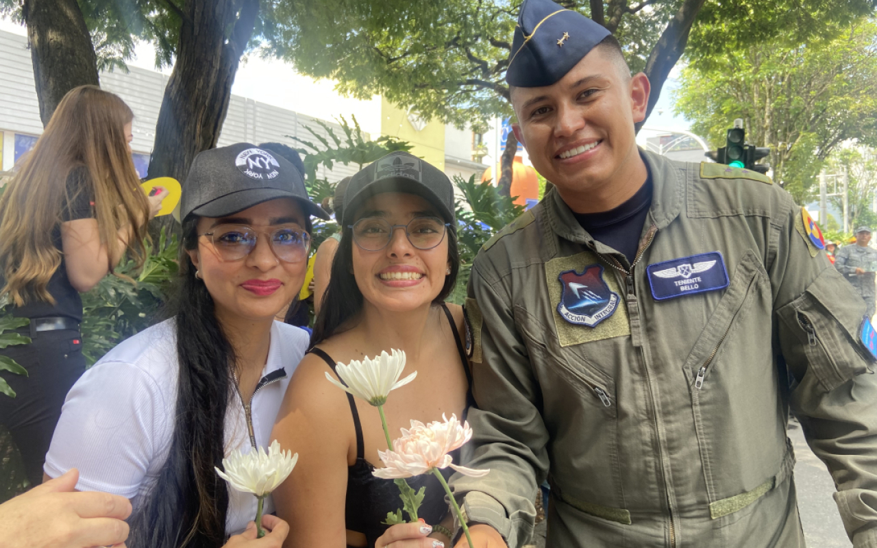 Desfile de Autos Clásicos y Antiguos durante la Feria de las Flores 