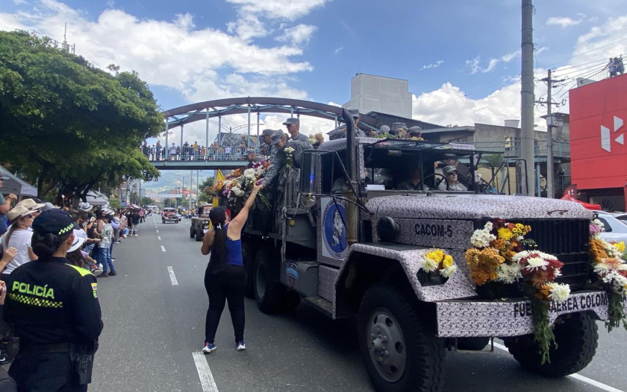 Desfile de Autos Clásicos y Antiguos durante la Feria de las Flores 