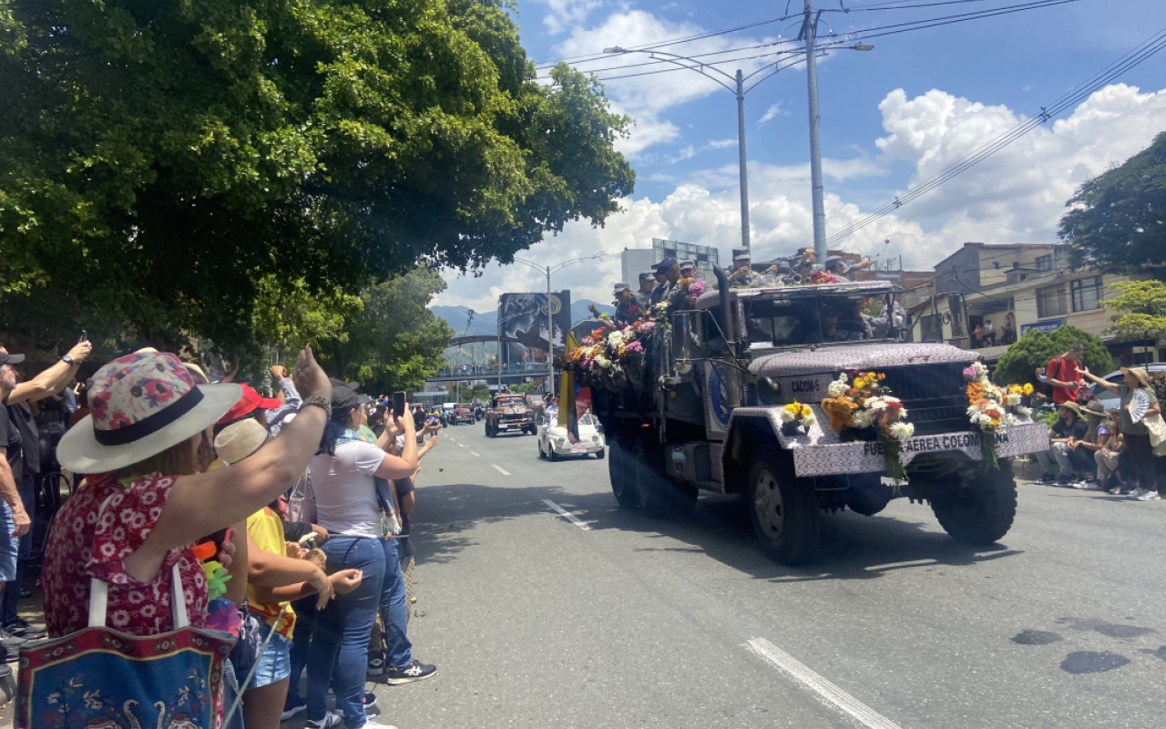 Desfile de Autos Clásicos y Antiguos durante la Feria de las Flores 