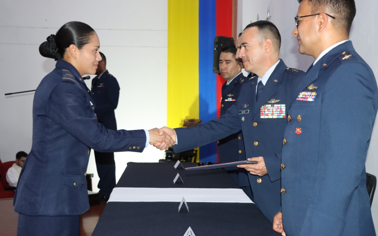 18 alumnos de seis países se graduaron como pilotos básicos de helicóptero