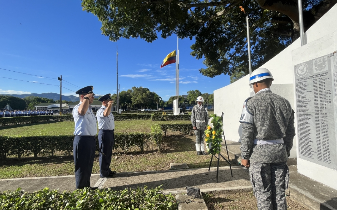 En el Día de los Héroes de la Nación y sus Familias, su Fuerza Aérea realiza actos conmemorativos desde el centro del país
