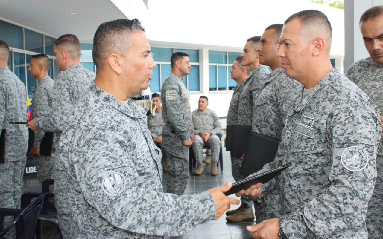 Militares entrenan con compromiso para mantener capacidades de su Fuerza Aeroespacial