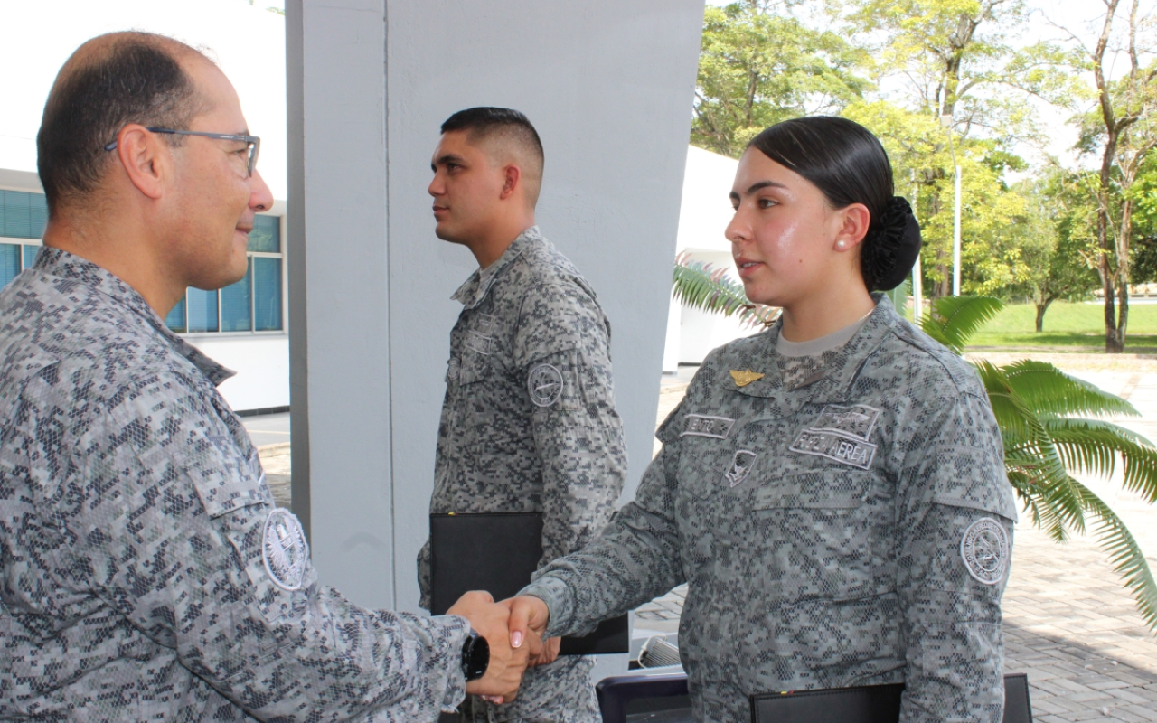 Militares entrenan con compromiso para mantener capacidades de su Fuerza Aeroespacial