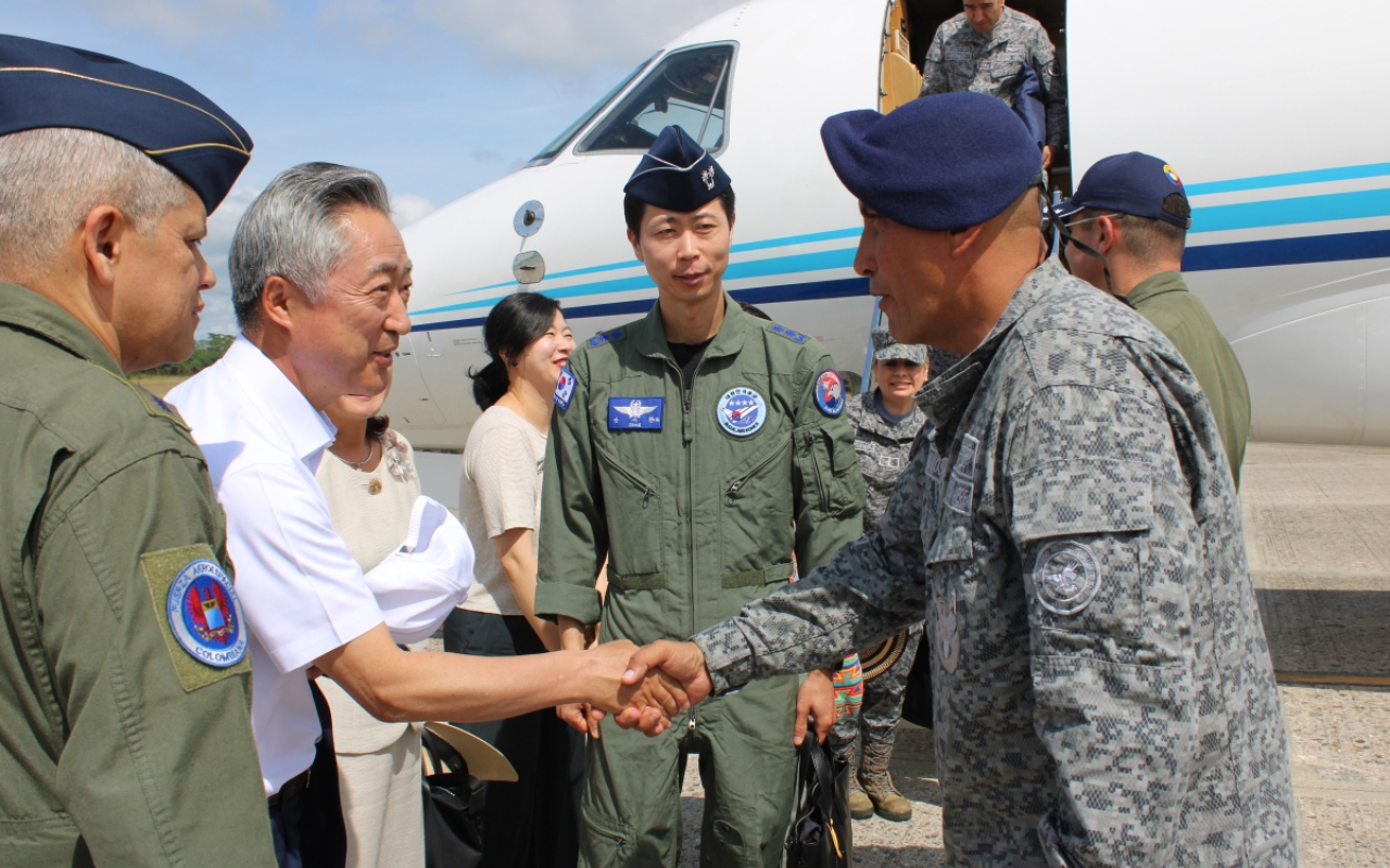  Visita del embajador de la República de Corea al Comando Aéreo de Combate No.1